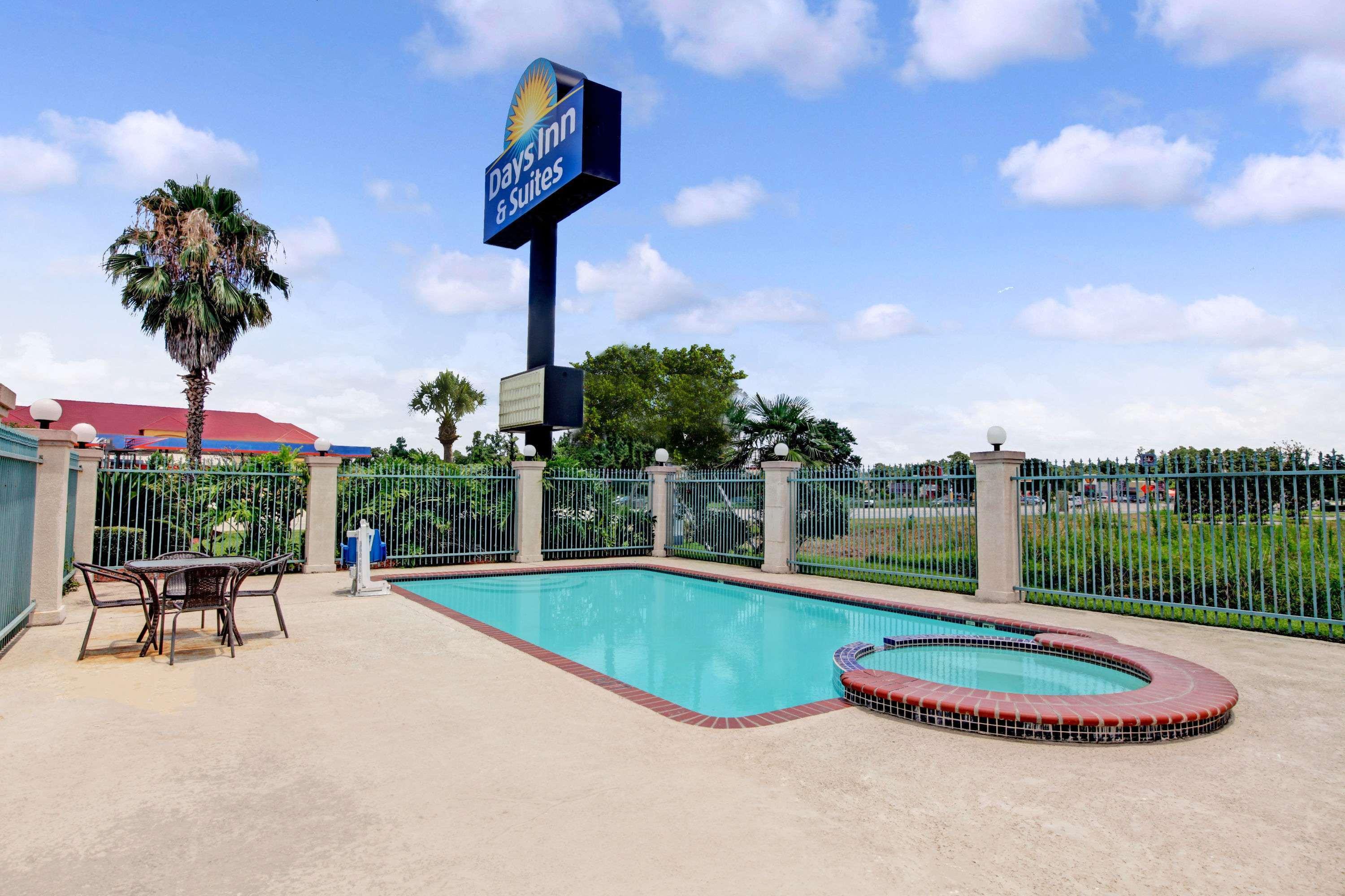 Days Inn & Suites By Wyndham Houston North - Spring Exterior foto
